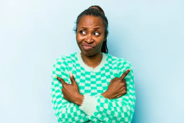 Giovane Donna Afroamericana Isolato Punti Sfondo Blu Lateralmente Sta Cercando — Foto Stock