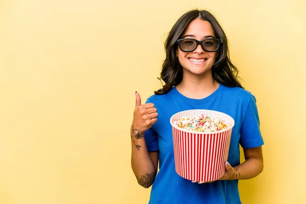 Young Hispanic Woman Holding Popcorn Isolated Yellow Background Smiling Raising — Stock Photo, Image