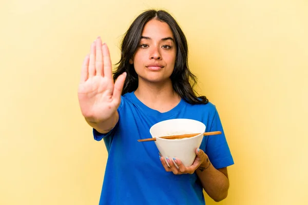 Ung Latinamerikansk Kvinna Äter Ram Isolerad Blå Bakgrund Står Med — Stockfoto