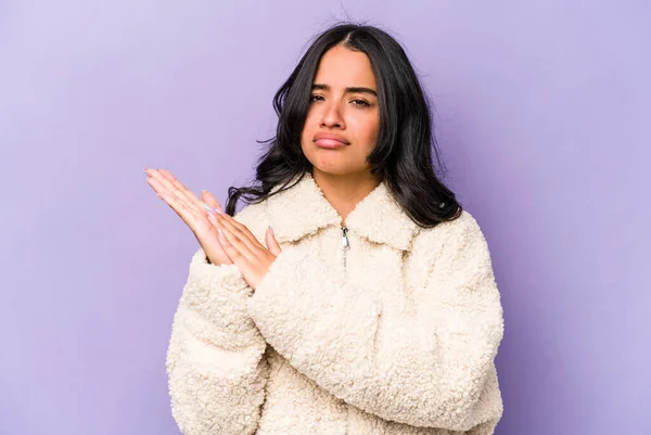 Junge Hispanische Frau Isoliert Auf Lila Hintergrund Fühlen Sich Energisch — Stockfoto