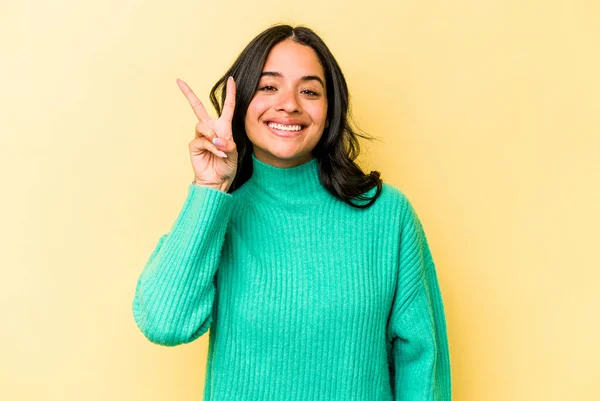 Young Hispanic Woman Isolated Yellow Background Showing Number Two Fingers — 스톡 사진