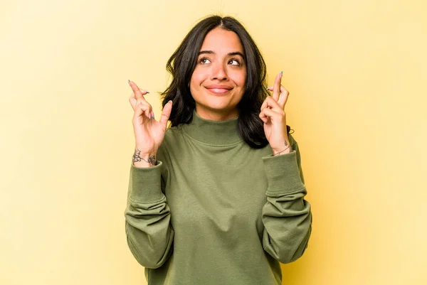 Young Hispanic Woman Isolated Yellow Background Crossing Fingers Having Luck — Foto Stock