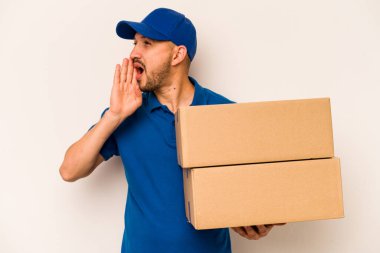 Beyaz arka planda izole edilmiş İspanyol kurye bağırıyor ve avuç içini açık tutuyor..