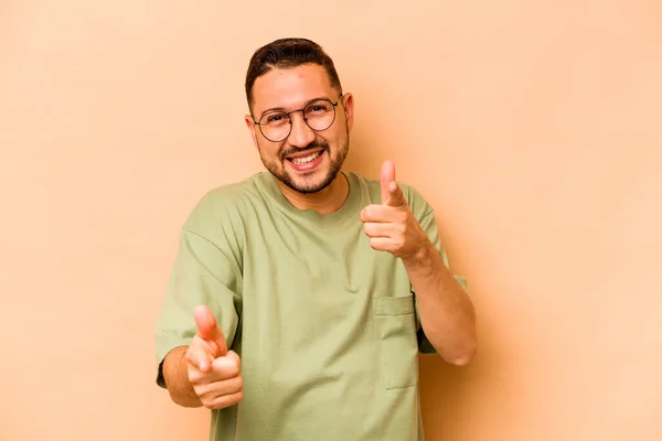 Jonge Latino Man Geïsoleerd Beige Achtergrond Vrolijke Glimlachen Wijzend Naar — Stockfoto