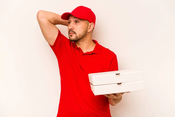 Jonge Bezorger Met Pizza Geïsoleerd Beige Achtergrond Die Het Achterhoofd — Stockfoto