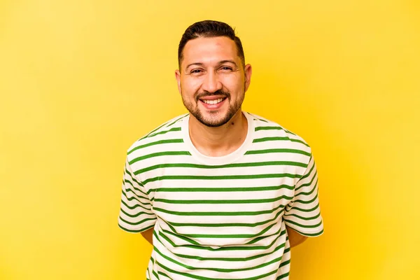 Mladý Hispánec Izolovaný Žlutém Pozadí Šťastný Usmívající Veselý — Stock fotografie