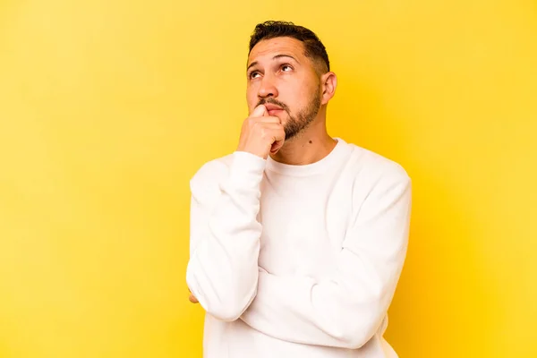 Junger Hispanischer Mann Isoliert Auf Gelbem Hintergrund Nachdenklich Nachdenklich Fantasievoll — Stockfoto