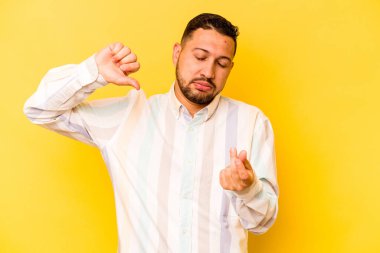 Sarı arka planda izole edilmiş genç bir İspanyol, kadının parası olmadığını gösteriyor..