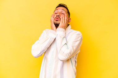 Genç İspanyol adam sarı arka planda yalnızdı sızlanıyor ve ağlıyordu..