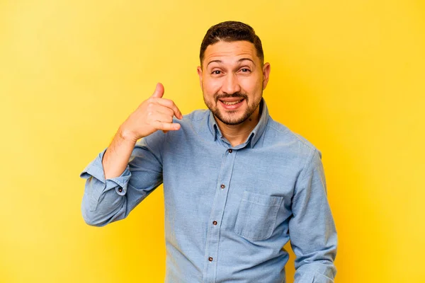 Jonge Spaanse Man Geïsoleerd Gele Achtergrond Lachen Iets Bedekken Mond — Stockfoto