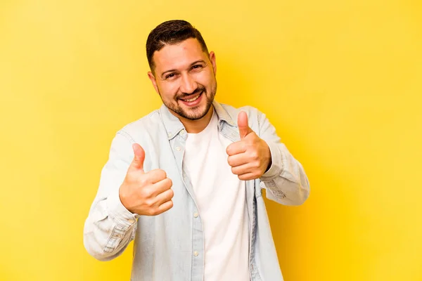 Mladý Hispánec Izolovaný Žlutém Pozadí Zvedá Oba Palce Nahoru Usmívá — Stock fotografie