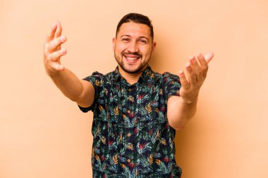 Latin kökenli genç bir adam zaferi ya da başarıyı kutluyor, şaşırmış ve şok olmuş..