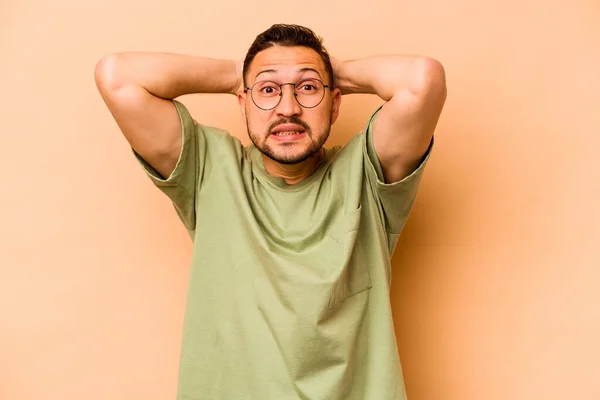 Junger Hispanischer Mann Isoliert Auf Beigem Hintergrund Und Schreit Vor — Stockfoto