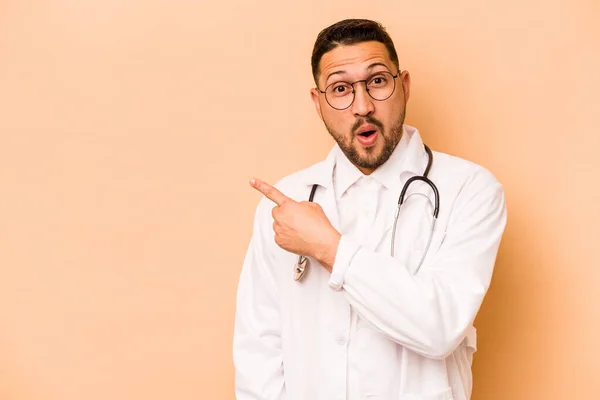 Hispanic Doctor Man Isolated Beige Background Pointing Side — Stock fotografie