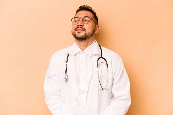 Hispanic Doctor Man Isolated Beige Background Dreaming Achieving Goals Purposes — Foto Stock