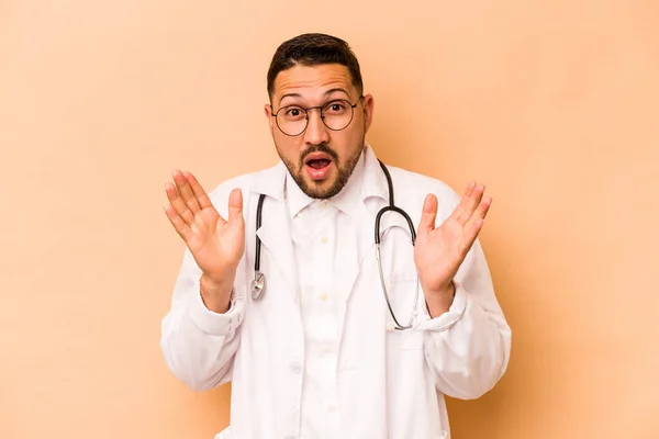 Hispánský Lékař Muž Izolované Béžové Pozadí Překvapené Šokované — Stock fotografie