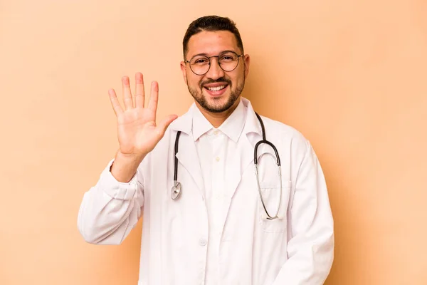 Hispanic Doctor Man Isolated Beige Background Smiling Cheerful Showing Number — Stockfoto