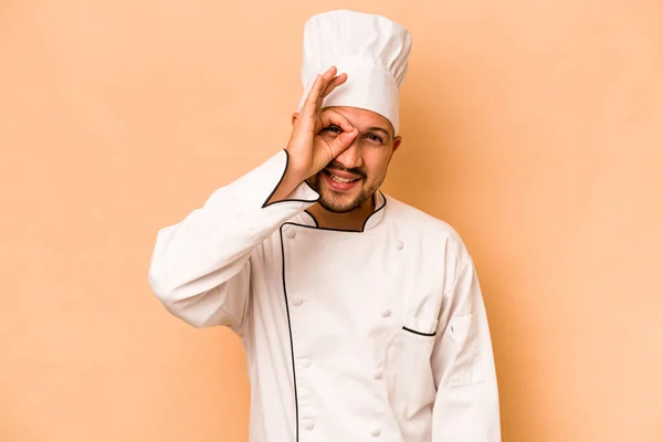 Hispánský Kuchař Muž Izolované Béžové Pozadí Vzrušený Vedení Gesto Oku — Stock fotografie