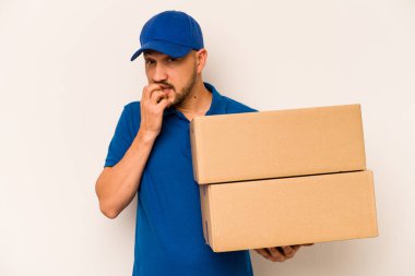 Beyaz arka planda izole edilmiş, tırnak yiyen, gergin ve endişeli bir İspanyol kurye..