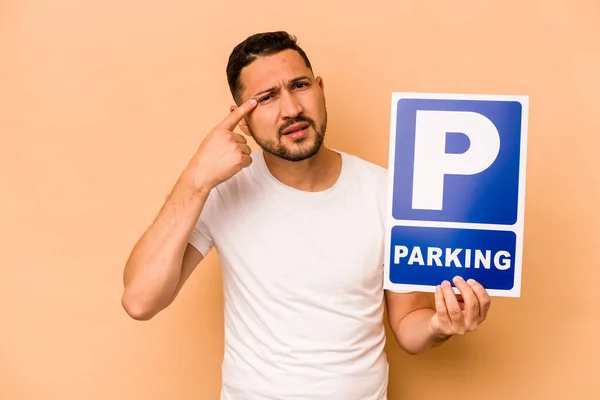 Hispanischer Kaukasier Mit Parkplakat Auf Beigem Hintergrund Das Eine Enttäuschende — Stockfoto