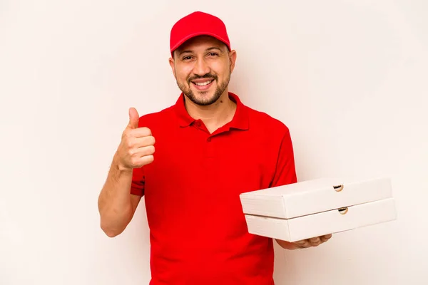 Junger Lieferant Hält Pizzen Isoliert Auf Beigem Hintergrund Lächelt Und — Stockfoto