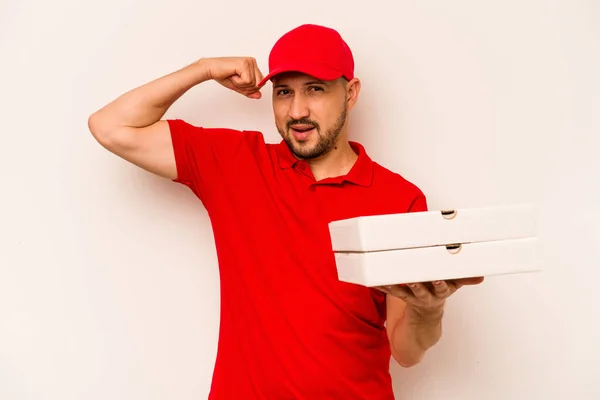 Młody Dostawca Trzyma Pizzę Beżowym Tle Podnosząc Pięść Zwycięstwie Koncepcja — Zdjęcie stockowe