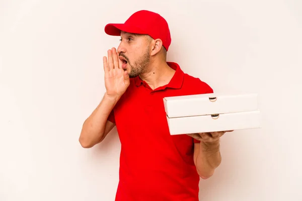Junger Lieferant Hält Pizzen Isoliert Auf Beigem Hintergrund Und Schreit — Stockfoto