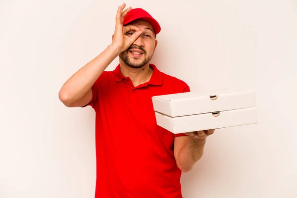 Ung Leverans Man Håller Pizzor Isolerade Beige Bakgrund Upphetsad Hålla — Stockfoto
