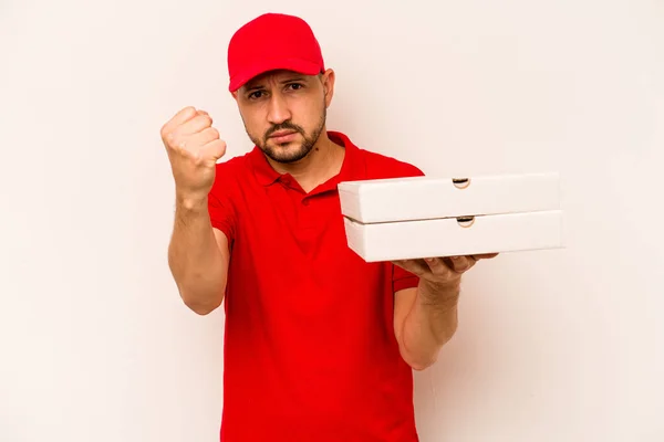 Jonge Bezorger Houdt Pizza Geïsoleerd Beige Achtergrond Tonen Vuist Naar — Stockfoto