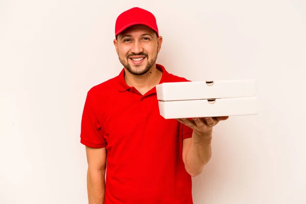 Junger Lieferant Hält Pizzen Isoliert Auf Beigem Hintergrund Und Lacht — Stockfoto