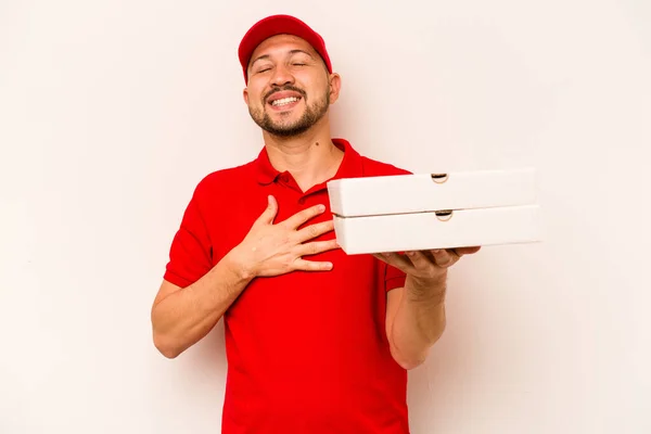 Junger Zusteller Der Pizzen Isoliert Auf Beigem Hintergrund Hält Lacht — Stockfoto