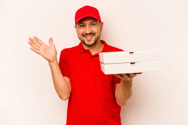 Junger Lieferant Hält Pizzen Isoliert Auf Beigem Hintergrund Und Erhält — Stockfoto