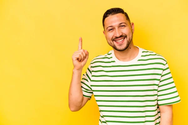 Jonge Spaanse Man Geïsoleerd Gele Achtergrond Toont Nummer Een Met — Stockfoto
