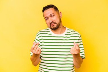 Sarı arka planda izole edilmiş genç bir İspanyol, kadının parası olmadığını gösteriyor..