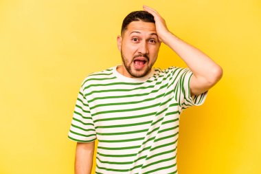 Sarı arka planda izole edilmiş genç bir İspanyol şok geçiriyordu. Önemli bir buluşmayı hatırladı..