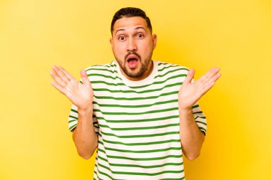 Sarı arka planda yaşayan İspanyol genç adam şaşırdı ve şok oldu..