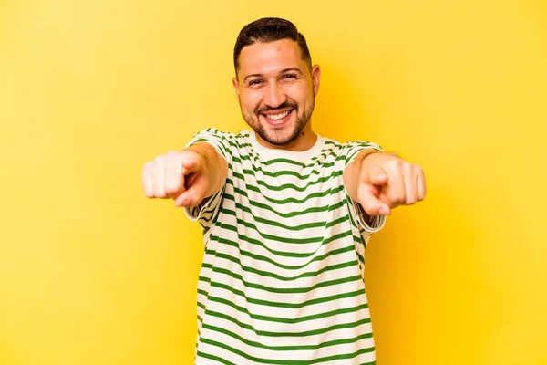 Молодий Іспаномовний Чоловік Ізольований Жовтому Тлі Веселі Посмішки Вказують Передній — стокове фото