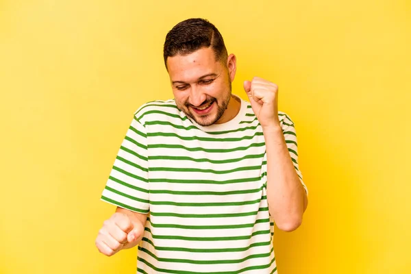 Mladý Hispánec Muž Izolované Žlutém Pozadí Tanec Baví — Stock fotografie