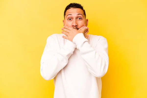 Junger Hispanischer Mann Isoliert Auf Gelbem Hintergrund Schockiert Mund Mit — Stockfoto