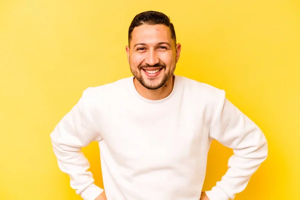 Jovem Hispânico Isolado Fundo Amarelo Confiante Mantendo Mãos Nos Quadris — Fotografia de Stock