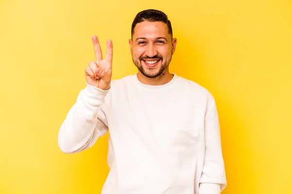 Молодий Іспаномовний Чоловік Ізольований Жовтому Тлі Показує Номер Два Пальцями — стокове фото