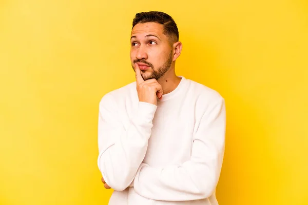 Jovem Hispânico Isolado Fundo Amarelo Contemplando Planejando Uma Estratégia Pensando — Fotografia de Stock