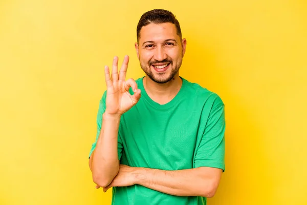 Jonge Spaanse Man Geïsoleerd Gele Achtergrond Knipoogt Een Oog Houdt — Stockfoto