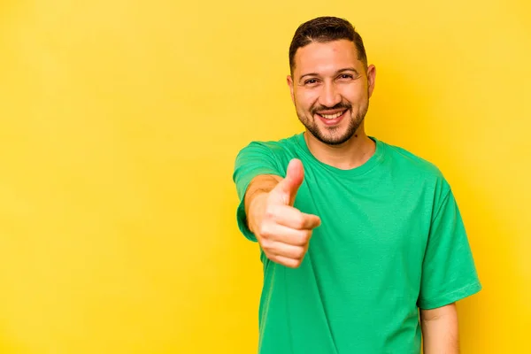 Joven Hispano Aislado Sobre Fondo Amarillo Sonriendo Levantando Pulgar —  Fotos de Stock