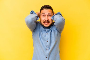 Sarı arka planda izole edilmiş genç bir İspanyol öfkeyle bağırıyor..