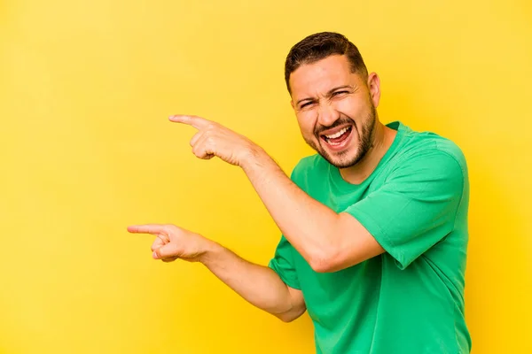 Jovem Hispânico Isolado Fundo Amarelo Animado Apontando Com Dedos Indicador — Fotografia de Stock