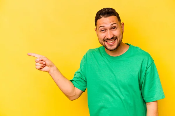 Mladý Hispánec Izolovaný Žlutém Pozadí Vesele Usmívá Ukazováčkem Pryč — Stock fotografie