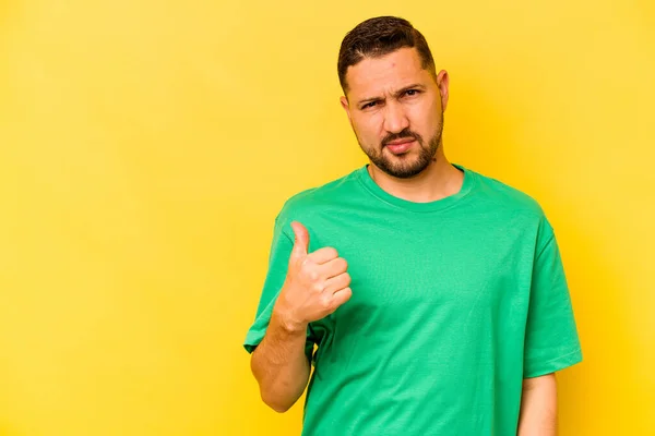 Junger Hispanischer Mann Isoliert Auf Gelbem Hintergrund Schockiert Mit Zeigefinger — Stockfoto