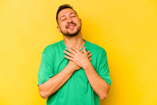 Joven Hispano Aislado Sobre Fondo Amarillo Tiene Expresión Amistosa Presionando — Foto de Stock