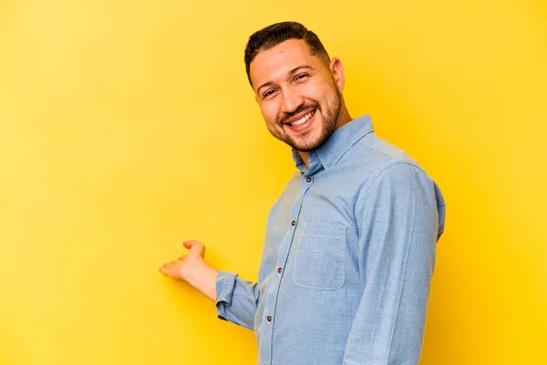 Joven Hispano Aislado Sobre Fondo Amarillo Mostrando Una Expresión Bienvenida — Foto de Stock